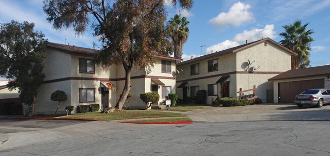 715 E Ruddock St in Covina, CA - Foto de edificio - Building Photo