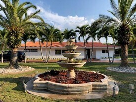 7090 SW 62nd St in Miami, FL - Building Photo