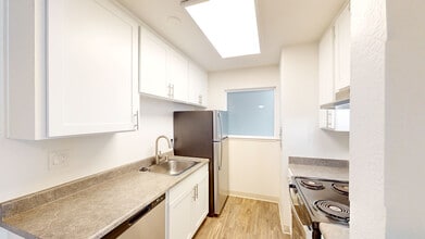 521 Alameda del Prado in Novato, CA - Building Photo - Building Photo