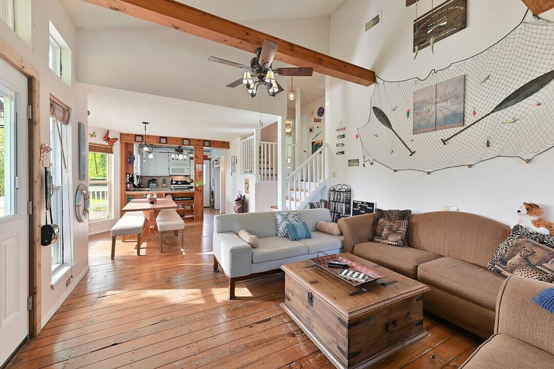 123 Nicole Ln in Smithville, TX - Foto de edificio