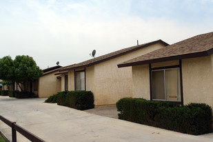 15334 Sequoia Ave in Hesperia, CA - Foto de edificio - Building Photo