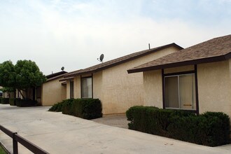 15334 Sequoia Ave in Hesperia, CA - Building Photo - Building Photo