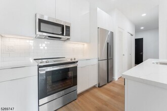 25 Freeway Dr E in East Orange, NJ - Foto de edificio - Building Photo