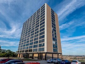 810 Matson Pl, Unit 805 in Cincinnati, OH - Building Photo