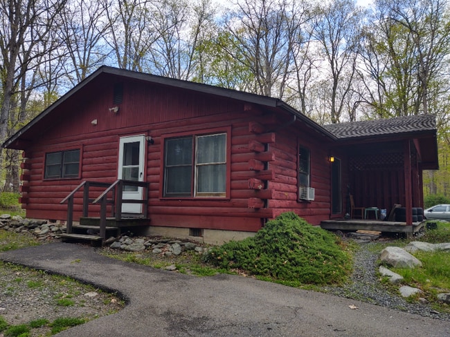 206 Sellersville Dr in East Stroudsburg, PA - Foto de edificio - Building Photo