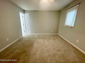 302 Cres Spring Dr in Louisville, KY - Foto de edificio - Building Photo