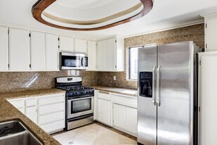 13959 Victory Blvd in Los Angeles, CA - Building Photo