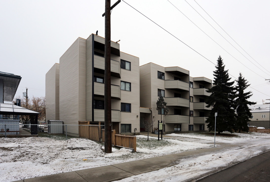 Edmon Manor in Edmonton, AB - Building Photo