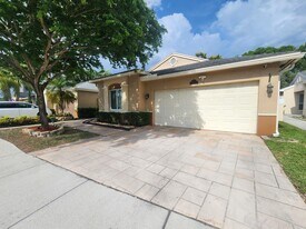 250 E Riverbend Dr in Sunrise, FL - Building Photo