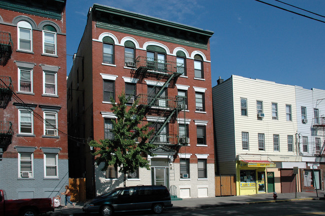 577 Central Ave in Jersey City, NJ - Foto de edificio - Building Photo