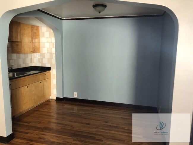 property at 846 W Montrose Ave