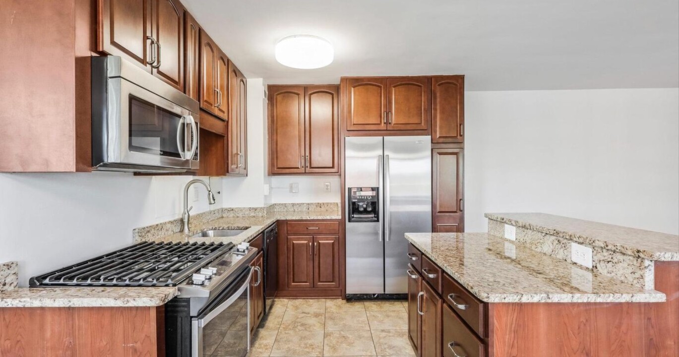 1200 S Arlington Ridge Rd, Unit 406 in Arlington, VA - Building Photo