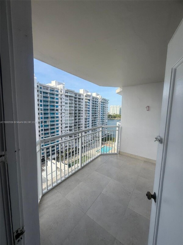 18021 Biscayne Blvd in Aventura, FL - Building Photo - Building Photo