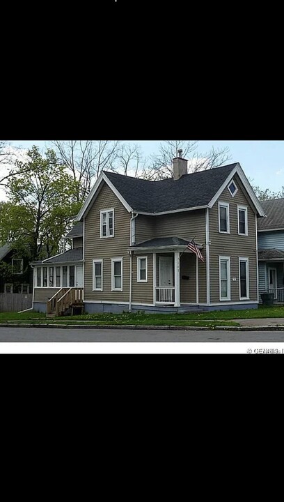 147 Cottage St in Rochester, NY - Building Photo