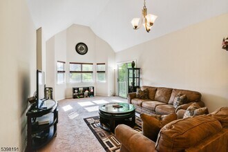 28 Kensington Dr in Piscataway, NJ - Building Photo - Building Photo