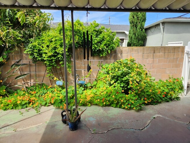 12019 Ocean Park Blvd, Unit 12019 in Los Angeles, CA - Building Photo - Building Photo