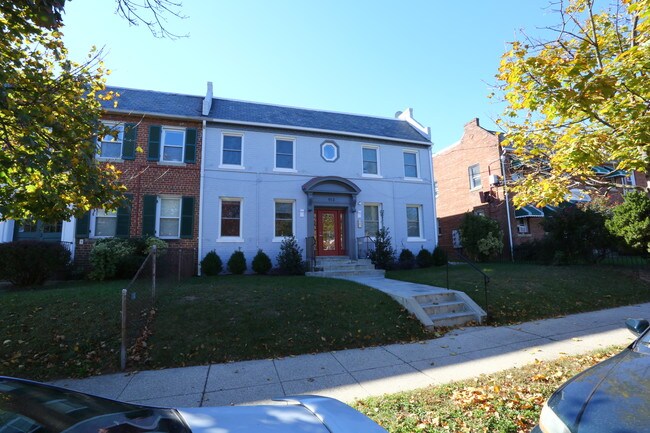 913 Quincy St NE