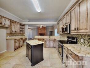 709 W Park Dr in Keller, TX - Foto de edificio - Building Photo