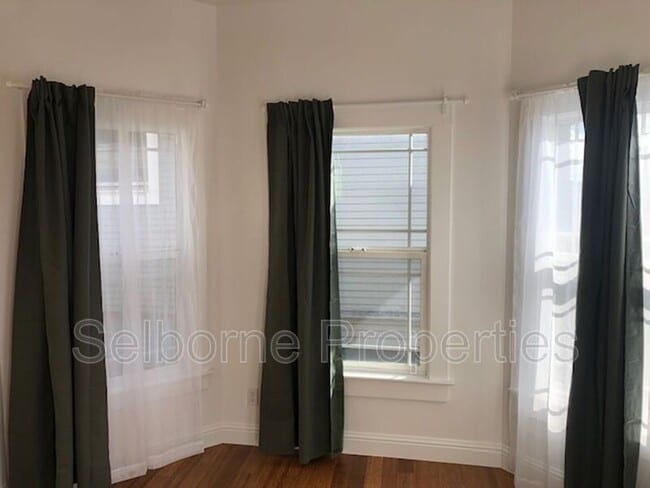 939 International Blvd in Oakland, CA - Building Photo - Building Photo