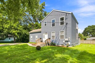 326 Railroad St in Woodstock, IL - Building Photo