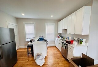 74 Marine Rd, Unit 2 in Boston, MA - Foto de edificio - Building Photo