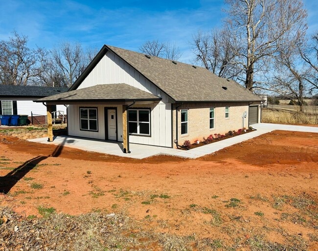 104 N Harrison Ave in Blanchard, OK - Building Photo - Building Photo