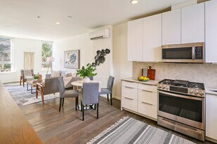 818 N 47th St in Seattle, WA - Building Photo