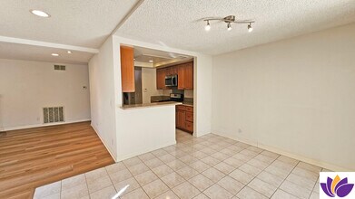 5800 Owensmouth Ave, Unit #13 in Woodland Hills, CA - Building Photo - Building Photo