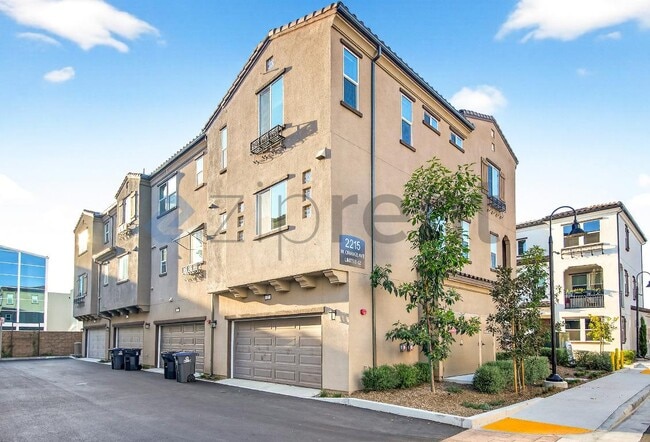 2215 W Orange Ave in Anaheim, CA - Foto de edificio - Building Photo