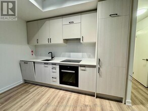 1 Quarrington Ln in North York, ON - Building Photo - Building Photo