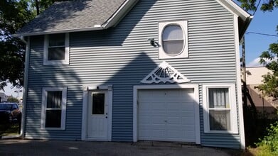 304 Summit Ave, Unit 304B in Oconomowoc, WI - Building Photo - Building Photo