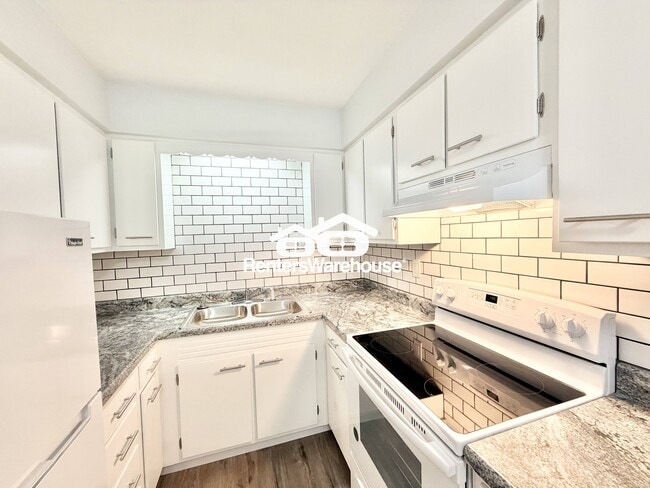 property at 211 S Green St