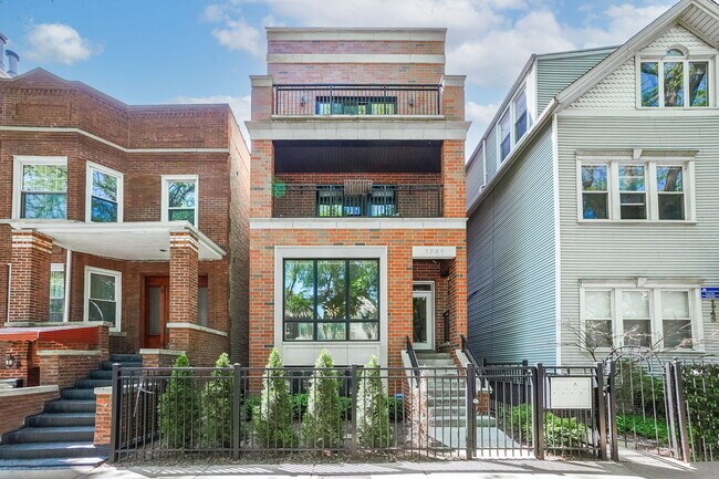 property at 1741 W Roscoe St