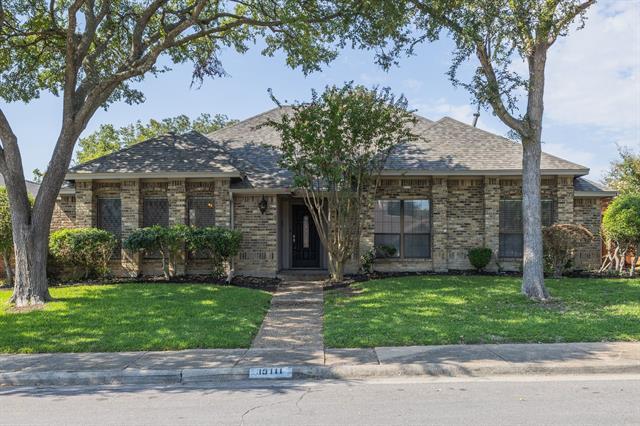 15111 Canyon Crest in Dallas, TX - Foto de edificio