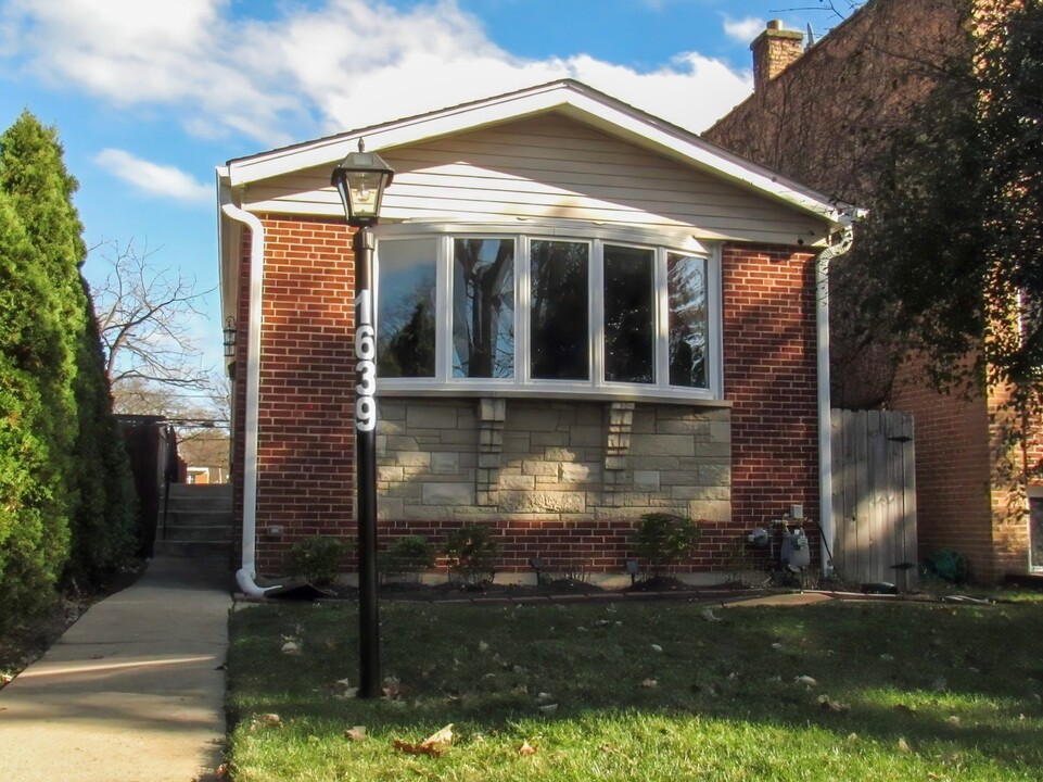 1639 McDaniel Ave in Evanston, IL - Building Photo