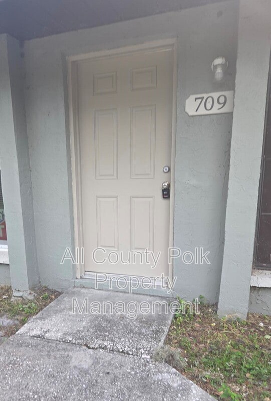 709 Pineville Ln in Lakeland, FL - Building Photo - Building Photo