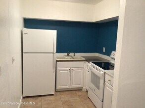 220 Columbia Dr in Cape Canaveral, FL - Foto de edificio - Building Photo