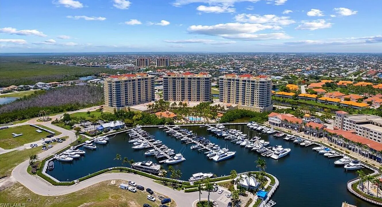 6081 Silver King Blvd in Cape Coral, FL - Building Photo