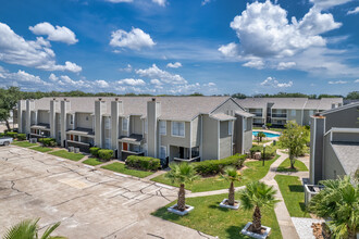 Royal Wildewood Manor Apartments in Clute, TX - Building Photo - Building Photo