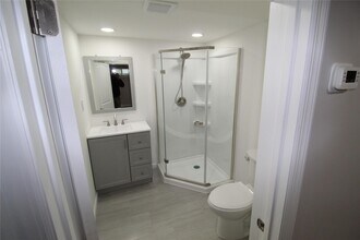 23 Frederick Ave in Bay Shore, NY - Foto de edificio - Building Photo
