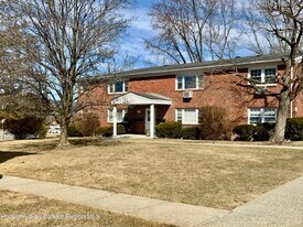 136 N Chestnut St in New Paltz, NY - Building Photo