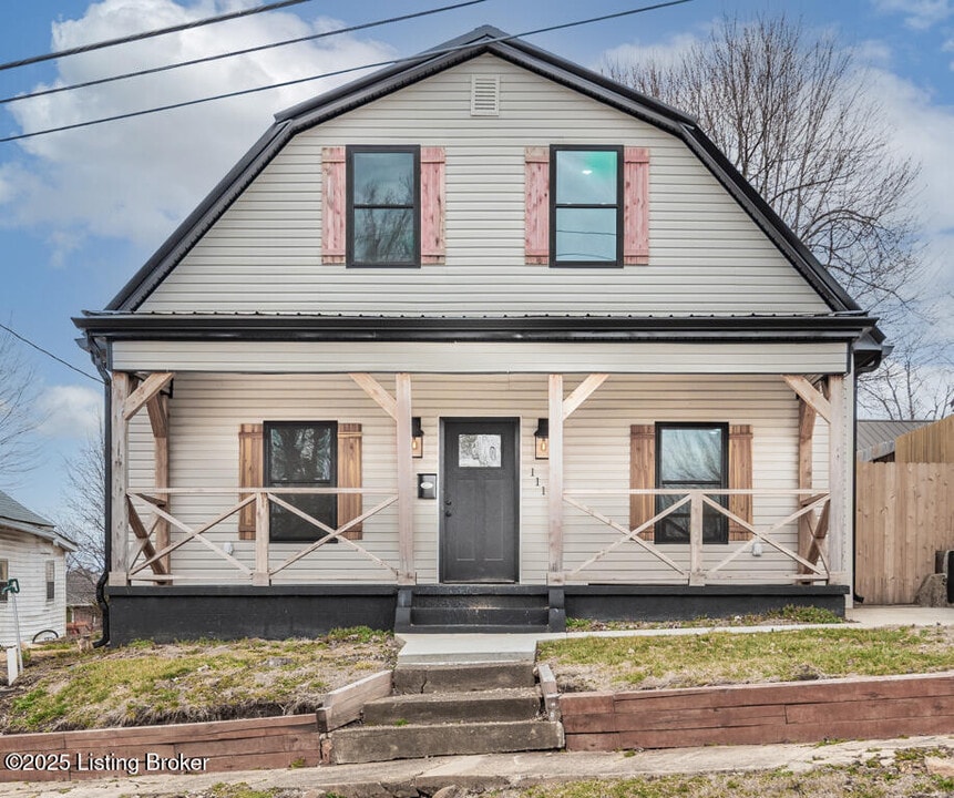 111 E Main St in Vine Grove, KY - Building Photo