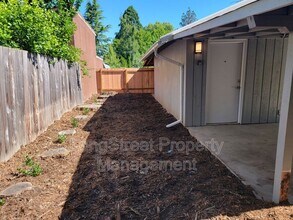 1140 SW Stamm Pl in Corvallis, OR - Building Photo - Building Photo