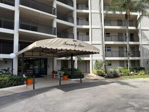 2681 S Course Dr, Unit 511 in Pompano Beach, FL - Foto de edificio - Building Photo