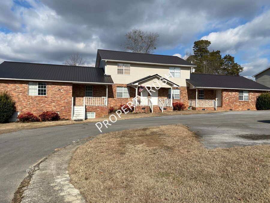 56 Bell Rd in La Fayette, GA - Building Photo