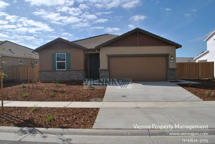 1396 Kensington Dr in Plumas Lake, CA - Building Photo