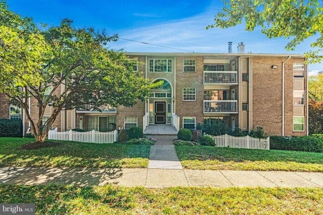 1935 Wilson Ln, Unit 203 in McLean, VA - Building Photo - Building Photo