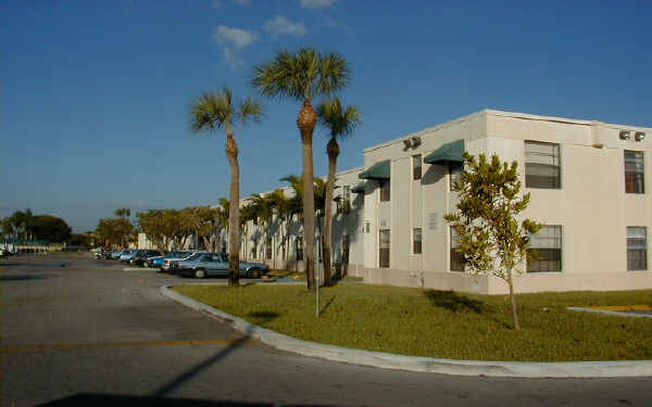 Cutler Manor Apartments in Miami, FL - Building Photo