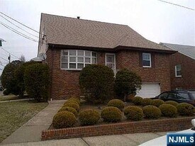 225 Desoto Pl in Cliffside Park, NJ - Building Photo