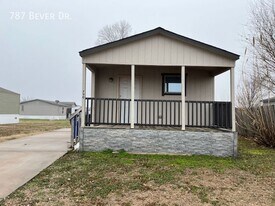 787 N Bever Dr in Towanda, KS - Building Photo